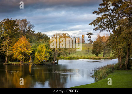 Der Octagon-See und der gotischen Tempel in Stowe, Buckinghamshire. Stowe ist ein Garten aus dem 18. Jahrhundert und umfasst mehr als 40 historische Tempel und Monumente. Stockfoto