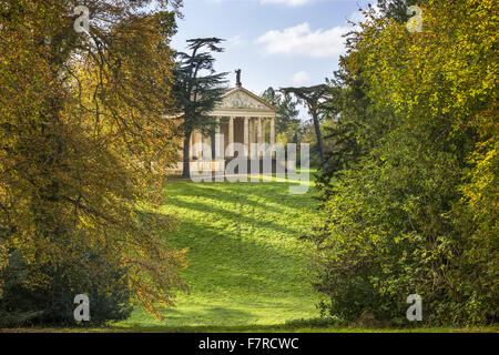 Die Tempel von Concord und der Sieg im Grecian Tal in Stowe, Buckinghamshire. Stowe ist ein Garten aus dem 18. Jahrhundert und umfasst mehr als 40 historische Tempel und Monumente. Stockfoto
