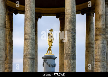 Statue der Venus, in der Rotunde in Stowe, Buckinghamshire. Stowe ist ein Garten aus dem 18. Jahrhundert und umfasst mehr als 40 historische Tempel und Monumente. Stockfoto