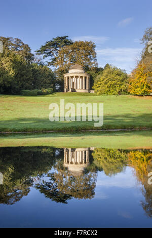 Die Tempel der alten Tugend in die elysischen Felder in Stowe, Buckinghamshire. Stowe ist ein Garten aus dem 18. Jahrhundert und umfasst mehr als 40 historische Tempel und Monumente. Stockfoto