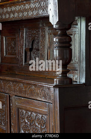 Detail des späten 17. Jahrhundert Eiche Schrank im Speisesaal in Eyam Hall und Craft Centre, Derbyshire. Eyam Hall ist ein unberührter Beispiel für ein Gritstone jakobinischen Herrenhaus inmitten eines ummauerten Garten. Stockfoto