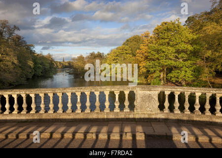 Blick von der Brücke am Clumber Park, erbaut Mitte des 18. Jahrhunderts, Nottinghamshire. Stockfoto