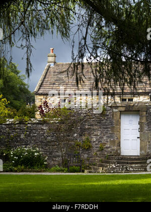 Gartenmauer in Eyam Hall und Craft Centre, Derbyshire. Stockfoto