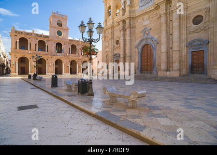 Marsala, Sizilien, mit Blick auf die Piazza della Repubblica in Marsala, Sizilien, dominiert von der barocken Chiesa Madre und der Renaissance Palazzo Senatorenpalast. Stockfoto