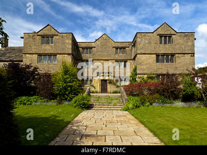 Die Vorderseite der Eyam Hall und Craft Centre, Derbyshire. Eyam Hall ist ein unberührter Beispiel für ein Gritstone jakobinischen Herrenhaus inmitten eines ummauerten Garten. Stockfoto