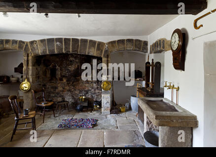 Die Küche in Eyam Hall und Handwerkszentrum, Derbyshire. Eyam Hall ist ein unberührter Beispiel für ein Gritstone jakobinischen Herrenhaus inmitten eines ummauerten Garten. Stockfoto