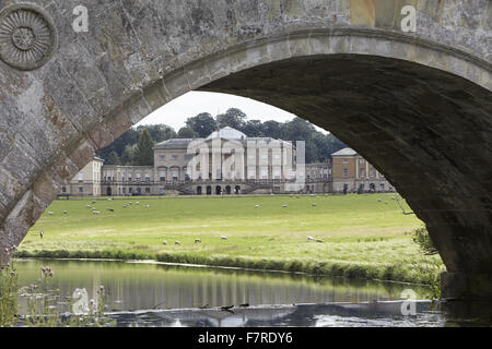 Das Haus gesehen unter einer Brücke in Kedleston Hall, Derbyshire. Kedleston ist eines der größten und vollkommensten fertigen aller Eigenschaften, die von Robert Adam entworfen. Stockfoto