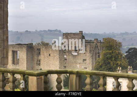 Blick auf die Ruinen von Hardwick Old Hall (nicht National Trust), von den Dächern von Hardwick Hall, Derbyshire. Stockfoto