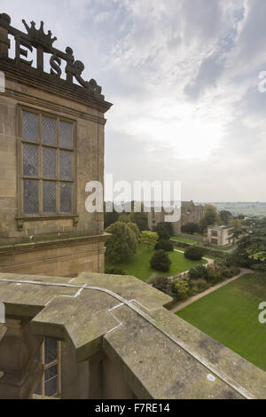 Blick auf die Ruinen von Hardwick Old Hall (nicht National Trust), von den Dächern von Hardwick Hall, Derbyshire. Stockfoto