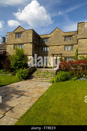 Die Vorderseite der Eyam Hall und Craft Centre, Derbyshire. Eyam Hall ist ein unberührter Beispiel für ein Gritstone jakobinischen Herrenhaus inmitten eines ummauerten Garten. Stockfoto