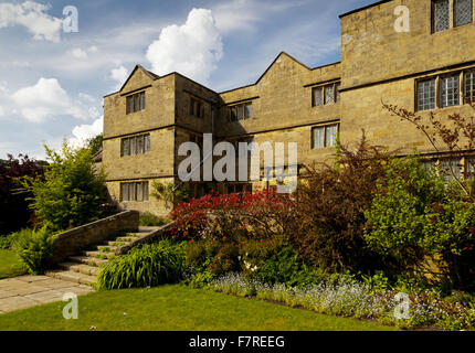 Die Vorderseite der Eyam Hall und Craft Centre, Derbyshire. Eyam Hall ist ein unberührter Beispiel für ein Gritstone jakobinischen Herrenhaus inmitten eines ummauerten Garten. Stockfoto