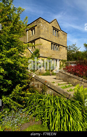 Die Vorderseite der Eyam Hall und Craft Centre, Derbyshire. Eyam Hall ist ein unberührter Beispiel für ein Gritstone jakobinischen Herrenhaus inmitten eines ummauerten Garten. Stockfoto