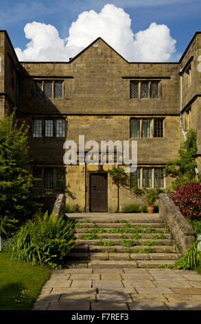 Die Vorderseite der Eyam Hall und Craft Centre, Derbyshire. Eyam Hall ist ein unberührter Beispiel für ein Gritstone jakobinischen Herrenhaus inmitten eines ummauerten Garten. Stockfoto