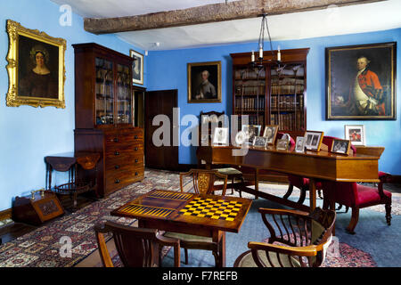 Die Bibliothek in Eyam Hall und Handwerkszentrum, Derbyshire. Eyam Hall ist ein unberührter Beispiel für ein Gritstone jakobinischen Herrenhaus inmitten eines ummauerten Garten. Stockfoto