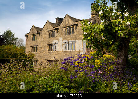 Der Garten an der Vorderseite des Eyam Hall und Craft Centre, Derbyshire. Eyam Hall ist ein unberührter Beispiel für ein Gritstone jakobinischen Herrenhaus inmitten eines ummauerten Garten. Stockfoto