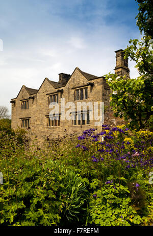 Der Garten an der Vorderseite des Eyam Hall und Craft Centre, Derbyshire. Eyam Hall ist ein unberührter Beispiel für ein Gritstone jakobinischen Herrenhaus inmitten eines ummauerten Garten. Stockfoto