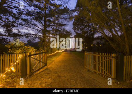 Blick auf Haus und Garten bei Trelissick, Cornwall, in der Weihnachtszeit mit bunten Lichtern beleuchtet. Stockfoto