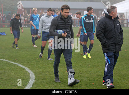 TV/Radio-Star und EX TOWIE von Mark Wright leitet sein Team Essex FC 6: 3-Sieg über Dorking Wanderers in Surrey heute (01 Nov 15) Featuring: Mark Wright wo: Dorking, United Kingdom bei: 1. November 2015 Stockfoto