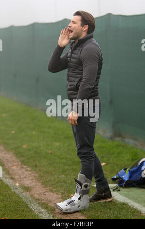 TV/Radio-Star und EX TOWIE von Mark Wright leitet sein Team Essex FC 6: 3-Sieg über Dorking Wanderers in Surrey heute (01 Nov 15) Featuring: Mark Wright wo: Dorking, United Kingdom bei: 1. November 2015 Stockfoto