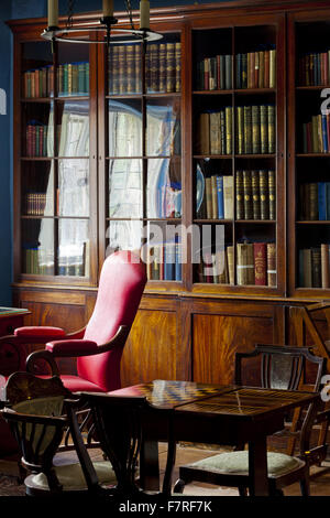 Die Bibliothek in Eyam Hall und Handwerkszentrum, Derbyshire. Eyam Hall ist ein unberührter Beispiel für ein Gritstone jakobinischen Herrenhaus inmitten eines ummauerten Garten. Stockfoto