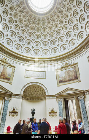 Besucher im Saloon in Kedleston Hall, Derbyshire. Kedleston ist eines der größten und vollkommensten fertige Häuser, entworfen von Robert Adams. Stockfoto