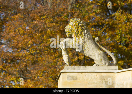 Das Cobham Denkmal im Herbst sind in Stowe, Buckinghamshire. Stowe ist ein angelegter Garten mit Bilderbuch-Aussicht, verschlungene Pfade, Spaziergänge am See und klassische Tempel. Stockfoto