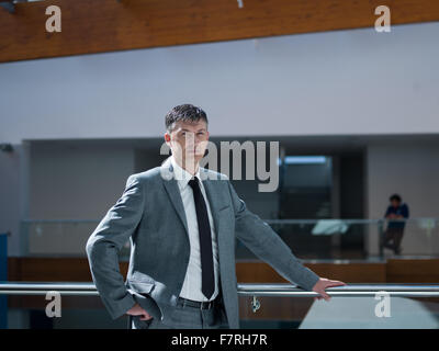 Porträt der mittleren Alter Geschäftsmann an modernen Büroflächen im Innenbereich Stockfoto
