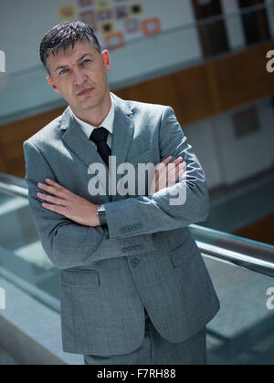 Porträt der mittleren Alter Geschäftsmann an modernen Büroflächen im Innenbereich Stockfoto