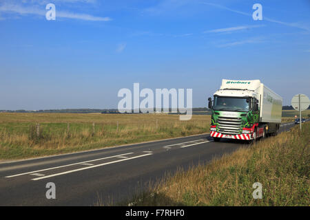 Ein LKW auf der A303 in der Nähe von Stonehenge Landschaft, Wiltshire. Die Landschaft ist mit antiken Monumenten besetzt. Stockfoto