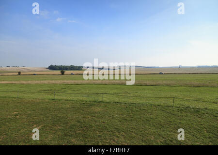 Blick von den Steinen bei Stonehenge Landschaft, Wiltshire. Die Landschaft ist mit antiken Monumenten besetzt. Stockfoto