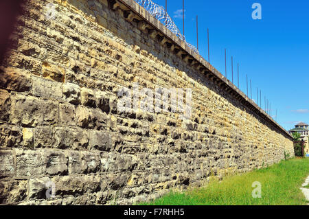 Wand- und entfernten Wachturm an der Joliet Correctional Center (auch als Illinois State Penitentiary und Joliet Gefängnis bekannt). Joliet, Illinois, USA. Stockfoto
