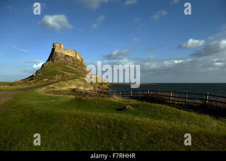Lindisfarne Schloß vor der Küste von Northumberland, Northumberland. Erstreckt sich von Lindisfarne, Druridge Bay, hat diese Küste hübsche Fischerdörfer und einsame Strände. Stockfoto