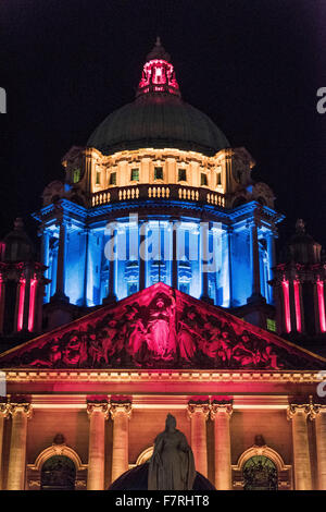 Der Belfast City Hall bei Nacht Donegal Square-Nordirland Stockfoto