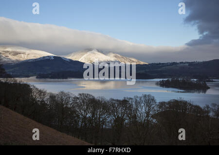 Dramatischen Blick auf die verschneiten Cat-Glocken reicht, Borrowdale und Derwentwater, Keswick, Cumbria Stockfoto