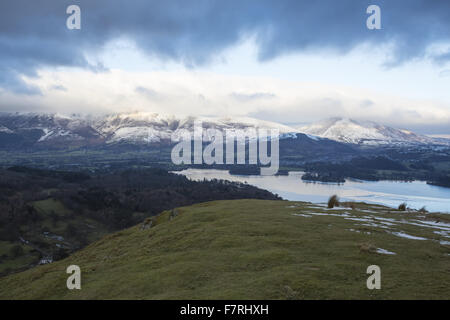 Dramatischen Blick auf die verschneiten Cat-Glocken reicht, Borrowdale und Derwentwater, Keswick, Cumbria Stockfoto