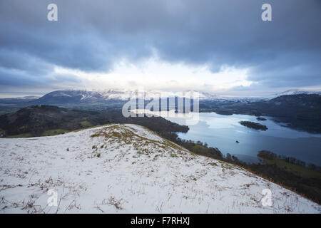 Dramatischen Blick auf die verschneiten Cat-Glocken reicht, Borrowdale und Derwentwater, Keswick, Cumbria Stockfoto