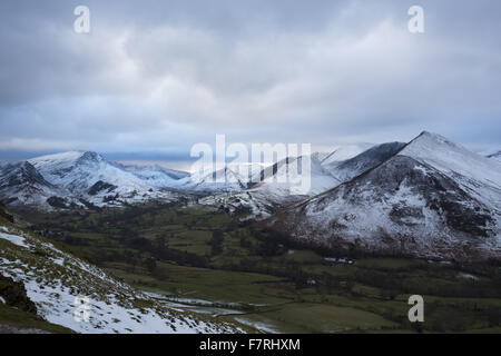 Dramatischen Blick auf die verschneiten Cat-Glocken reicht, Borrowdale und Derwentwater, Keswick, Cumbria Stockfoto