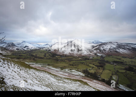 Dramatischen Blick auf die verschneiten Cat-Glocken reicht, Borrowdale und Derwentwater, Keswick, Cumbria Stockfoto