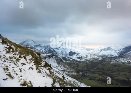 Dramatischen Blick auf die verschneiten Cat-Glocken reicht, Borrowdale und Derwentwater, Keswick, Cumbria Stockfoto