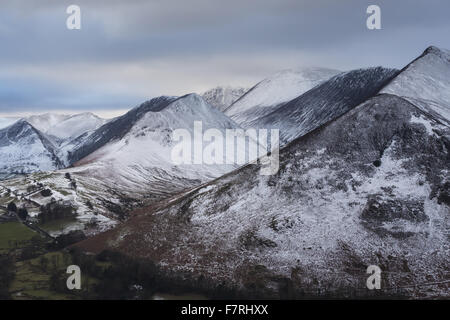 Dramatischen Blick auf die verschneiten Cat-Glocken reicht, Borrowdale und Derwentwater, Keswick, Cumbria Stockfoto