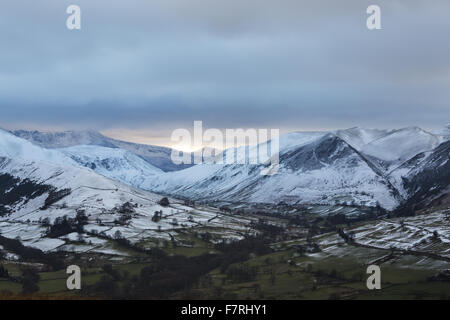 Dramatischen Blick auf die verschneiten Cat-Glocken reicht, Borrowdale und Derwentwater, Keswick, Cumbria Stockfoto