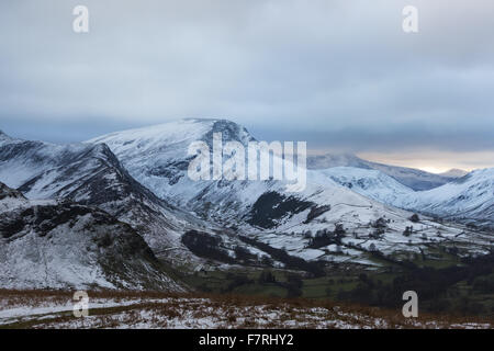 Dramatischen Blick auf die verschneiten Cat-Glocken reicht, Borrowdale und Derwentwater, Keswick, Cumbria Stockfoto