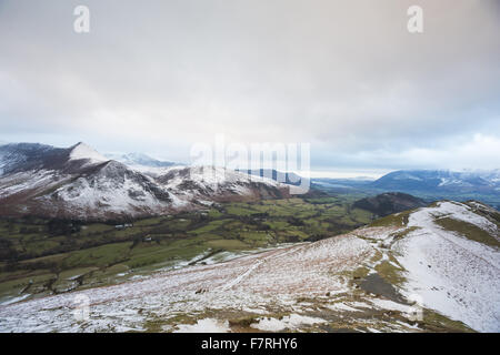 Dramatischen Blick auf die verschneiten Cat-Glocken reicht, Borrowdale und Derwentwater, Keswick, Cumbria Stockfoto