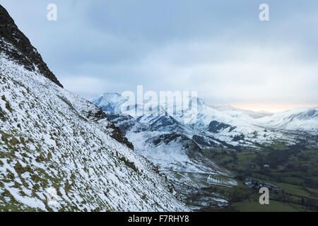 Dramatischen Blick auf die verschneiten Cat-Glocken reicht, Borrowdale und Derwentwater, Keswick, Cumbria Stockfoto