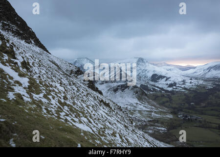 Dramatischen Blick auf die verschneiten Cat-Glocken reicht, Borrowdale und Derwentwater, Keswick, Cumbria Stockfoto