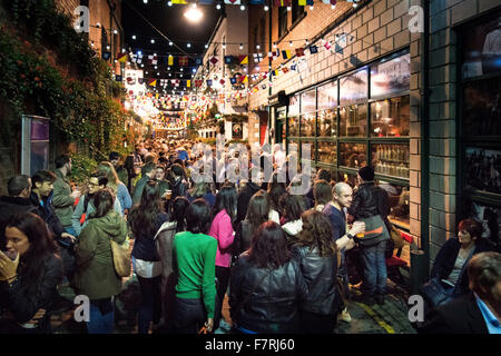 Belfast Kulturnacht Massen Kneipen Bars Herzog York Nordirland Stockfoto