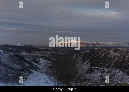 Auf der Oberseite Dale Head blickte Newlands Tal in Richtung Catbells, Cumbria. Stockfoto