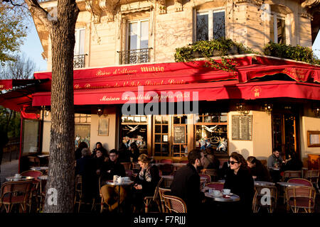 Leute sitzen am Bürgersteig Tische in einem belebten Café auf der Ile St. Louis; Paris, Frankreich Stockfoto