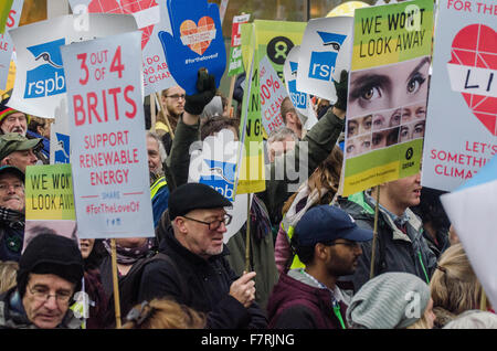 Menschen, die Teil des Klimas März für Westminster Millbank ist eine gemeinsame Veranstaltung mit den Partnern der The Climate Stockfoto