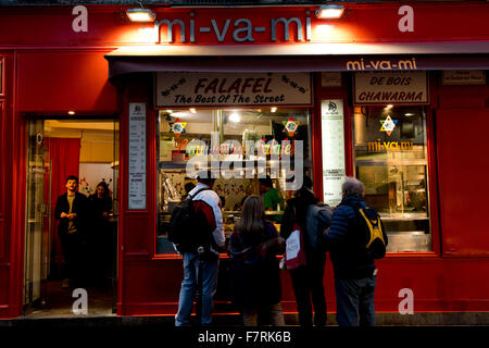 Ein Falafel Restaurant in der Rue des Rossiers im Marais-Viertel von Paris, Frankreich Stockfoto